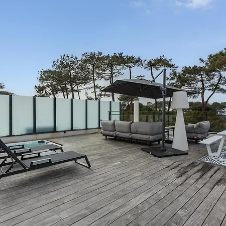Rooftop Avec Jacuzzi Et Vue Degagee De Gamme Anglet