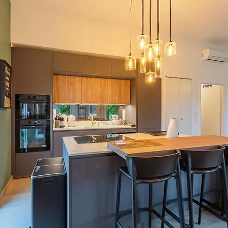 Rooftop Avec Jacuzzi Et Vue Dégagée De Gamme