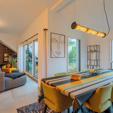 Rooftop Avec Jacuzzi Et Vue Dégagée De Gamme