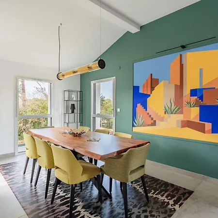 Rooftop Avec Jacuzzi Et Vue Dégagée De Gamme