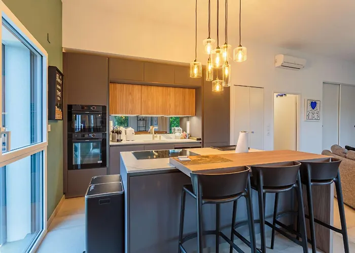 Rooftop Avec Jacuzzi Et Vue Degagee De Gamme