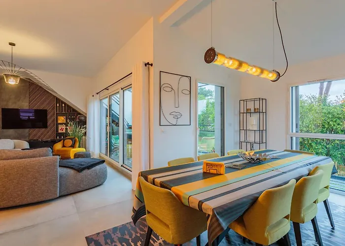 Rooftop Avec Jacuzzi Et Vue Degagee De Gamme