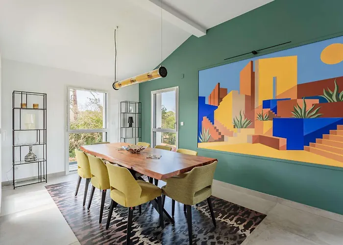 Rooftop Avec Jacuzzi Et Vue Degagee De Gamme