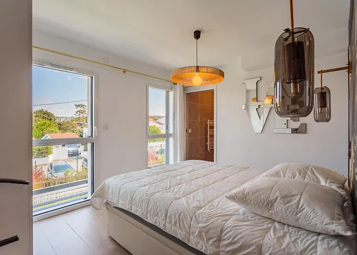 Rooftop Avec Jacuzzi Et Vue Degagee De Gamme *